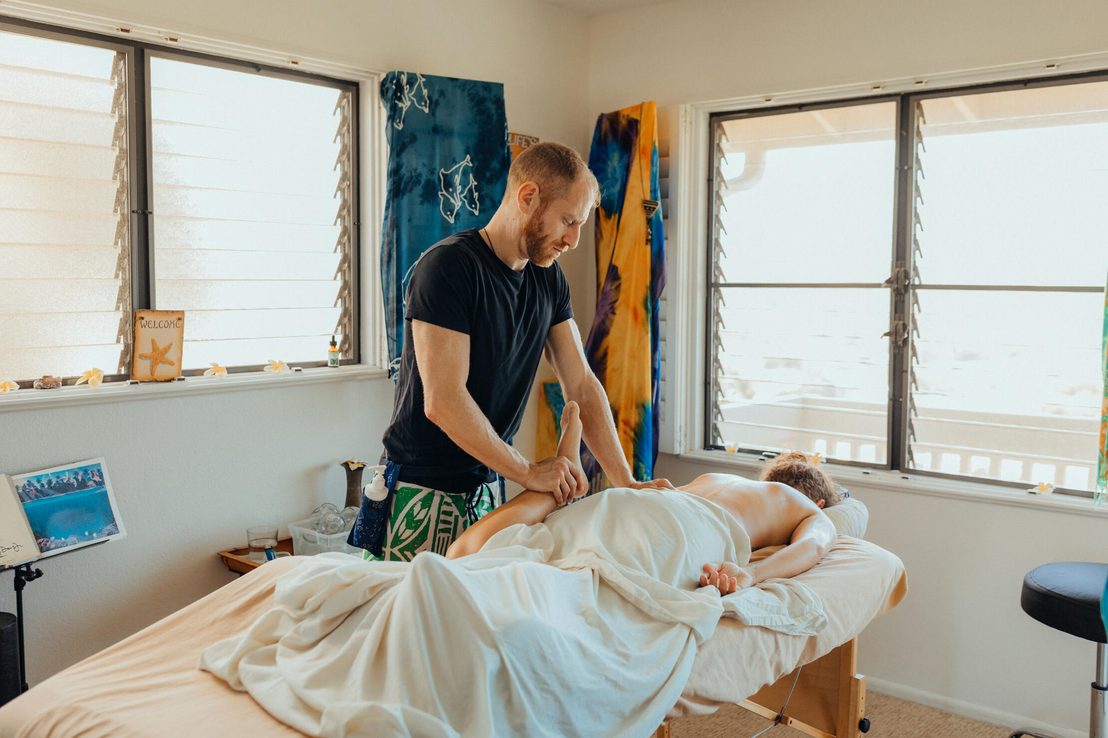A peaceful picture of Jay from Mokulua Massage massaging a client.